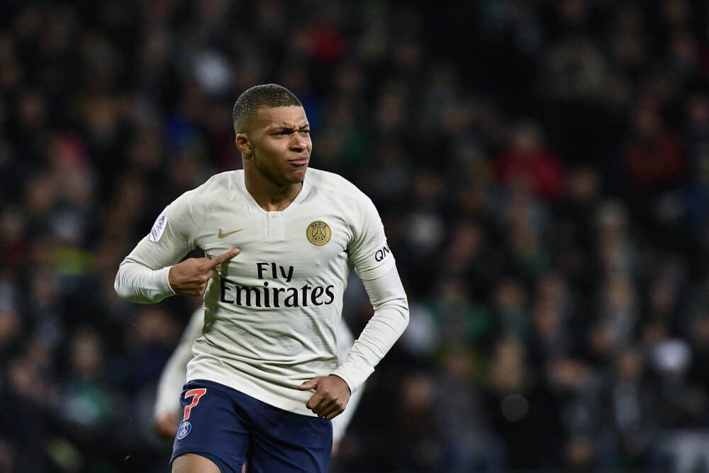 Rosé夺「全球最美」榜首, 韩网不服!